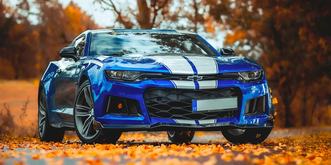 Chevrolet Camaro RS ZL1 Fifty Edition v podzimní krajině